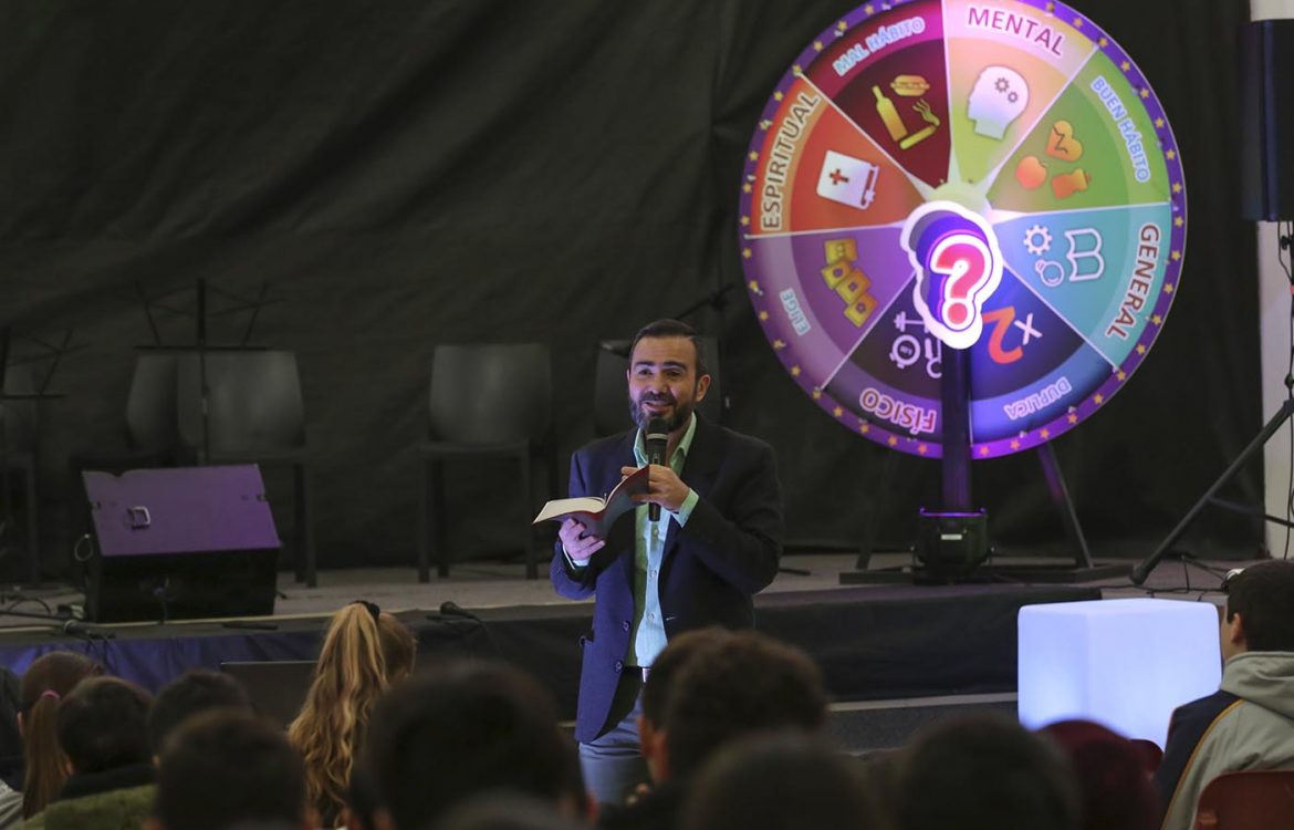 El Lic. Rodrigo Arias comparte su experiencia con los jóvenes del nivel medio