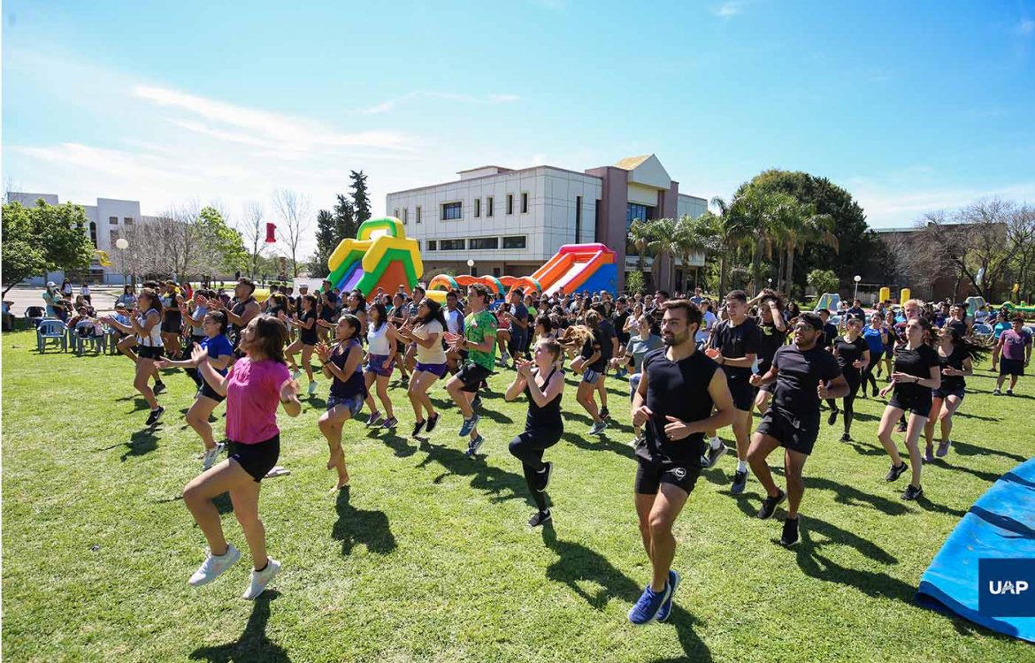 Este tradicional programa, organizado por la Vicerrectoría de Bienestar Estudiantil, se llevó a cabo el 20 y 21 de septiembre y agasajó a los estudiantes universitarios de la Universidad Adventista del Plata. El Día del Estudiante se celebra en Argentina cada 21 de septiembre en homenaje a Domingo Faustino Sarmiento, parte esencial en la construcción de cientos de escuelas cuando ocupó el cargo de presidente de la Nación. En esta misma fecha, pero de 1888, luego de haber fallecido, llegaron sus restos a Buenos Aires, provenientes de Asunción del Paraguay. El agasajo a los estudiantes de la Universidad Adventista del Plata, y los alumnos de 6° del Instituto Adventista del Plata comenzó el lunes, a las 20:00, con el concierto «Fogón Show», en el predio delante de la Biblioteca E. Irvig Mohr. Allí, deleitaron con sus voces los cuatro grupos finalistas del Concurso UAP Got Talent 2021, realizado en el Auditorio Mayor de la UAP, además de Alexis Quinteros junto a su grupo musical. La celebración continuó el martes, desde las 14:00. Los estudiantes fueron convocados al mismo lugar donde se realizó el concierto, en donde el equipo de Deportes y Recreación de la UAP los esperaba para comenzar las actividades de la tarde, repletas de juegos, premios, y diversión. Dieciocho equipos (conformado por diez integrantes, cinco chicos e igual número de chicas) que participaron en la categoría de grupos compitieron en modalidad postas delimitadas y arbitradas por alumnos del 3° año del Profesorado de Educación Física de la UAP. Los equipos con la mayor cantidad de puntos fueron premiados. En 1° puesto, un viaje pago al Complejo de Recreación Activa Interlagos, en María Grande; en 2° lugar, una cena para todo el equipo; y, para el 3° puesto, cinco kilos de helado para compartir entre los integrantes. De la actividad participó también Radio UAP, con una propuesta en vivo y en el campus, conducido por Mauro, Félix y Nacho, equipo que conduce Guión Bajo, programa recurrente durante el 2019-2020 en la FM 104.3. Durante dos horas y media esta propuesta radial repartió premios gracias a la participación de los padres de alumnos UAP, quienes a través de anécdotas participaban en este concurso. Familias de muchas provincias del país se comunicaron en este programa. También, el Instituto del Estudiante Colportor (IDEC) puso su equipo a disposición de la celebración, coordinando la kermés, sumado a la colaboración en varias facetas del festejo. Además, se destacó la presencia y ayuda del Comedor Universitario de la institución, agasajando a más de 800 jóvenes que participaron al aire libre de esta fiesta. UAP Noticias conversó con Mag. Gabriel Boleas, vicerrector de Bienestar Estudiantil de la Universidad Adventista del Plata, quien dio su visión acerca de la Fiesta del Estudiante: «Agradecemos la colaboración del equipo de más de cuarenta personas que ayudaron para que esta actividad pudiera hacerse realidad. También destacamos la participación de varios padres que, a pesar de la distancia, se sumaron con una llamada para apoyar a sus hijos y mandar cariño a esta Casa de Altos Estudios a través de la programación de Radio UAP». Continuando con su alocución, el Prof. Boleas detalló: «Por otro lado, estamos felices y orgullosos de aquellos alumnos que decidieron no participar de las actividades debido a que tenían que estudiar para algún examen, ya que se nota el compromiso y la dedicación que ponen en sus estudios. De parte de la Universidad proporcionamos un espacio ideal donde estos estudiantes puedan cumplimentar su propósito sin interrupciones». Los alumnos, núcleo por el cual se mueve la Universidad Adventista del Plata, pudieron alejar sus pensamientos de situaciones estresantes o inquietantes, y disfrutaron de dos días plagados de actividades enriquecedoras para su crecimiento físico y social.