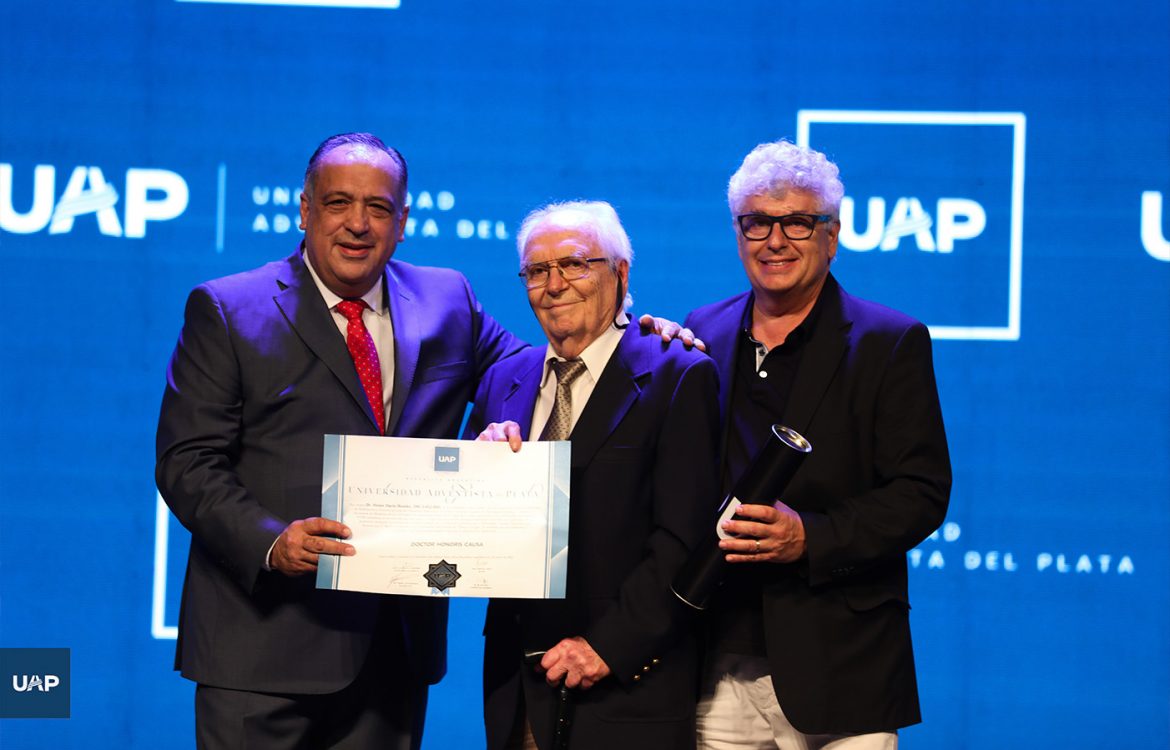 El Mag. Rizzo junto al Dr. Rostán, en instancias de otorgarle el doctorado Honoris Causa