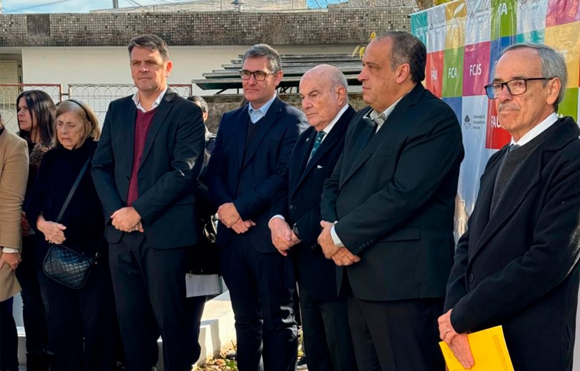 El Mag. Rizzo y administradores de la UAP junto al Dr. Sauret