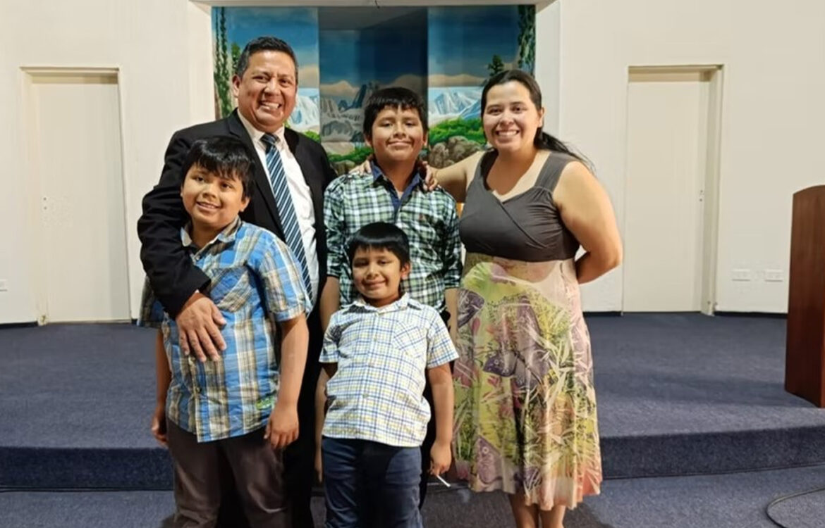 El Pr.Christian Varela junto a su esposa y sus dos hijos.