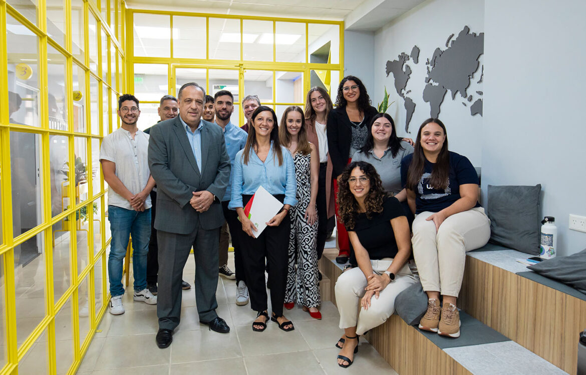El equipo del CAE junto a la Dra. Ivana Balbi, directora del Instituto de Formación Legislativa, y el Mag. Horacio Rizzo, rector de la UAP