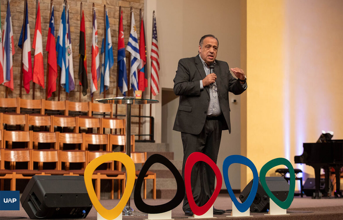 Mag. Horacio Rizzo en el sermón del jueves en la Convención Misionera.