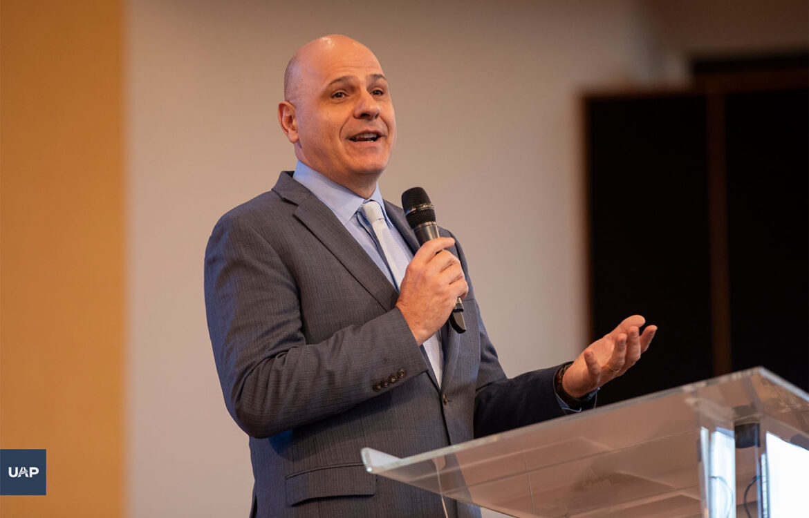 Pr. Kuhn.portada en el sermón del sábado en la mañana.