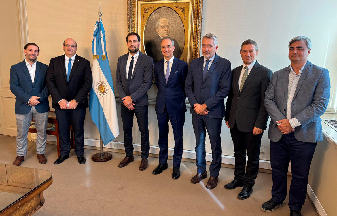 Autoridades del gobierno nacional junto a representantes de la IASD y de la UAP