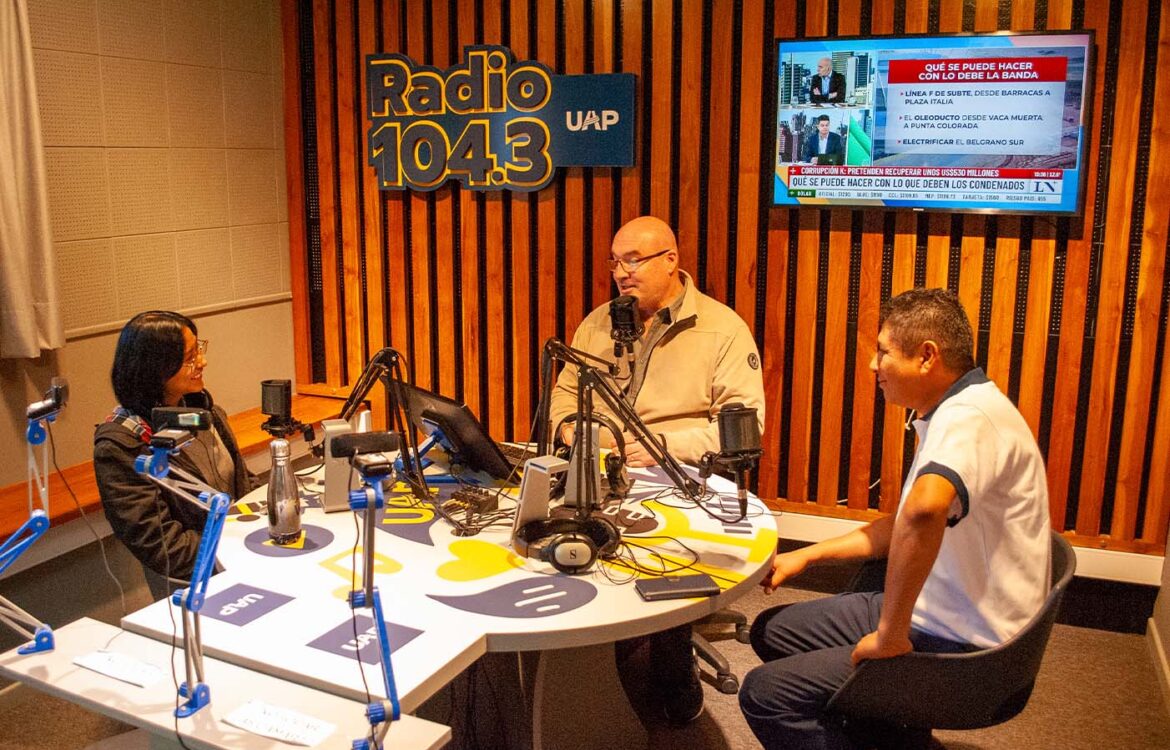 Docente de la UPeU presente en la UAP en un plan de movilidad académica.