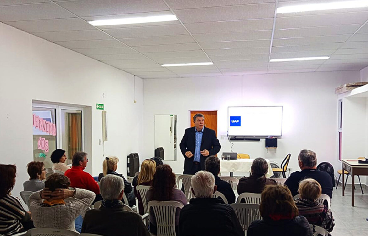 La UAP y LAR organizaron un Taller de Prevención de Accidentes e Intoxicaciones dirigido a adultos mayores en Crespo